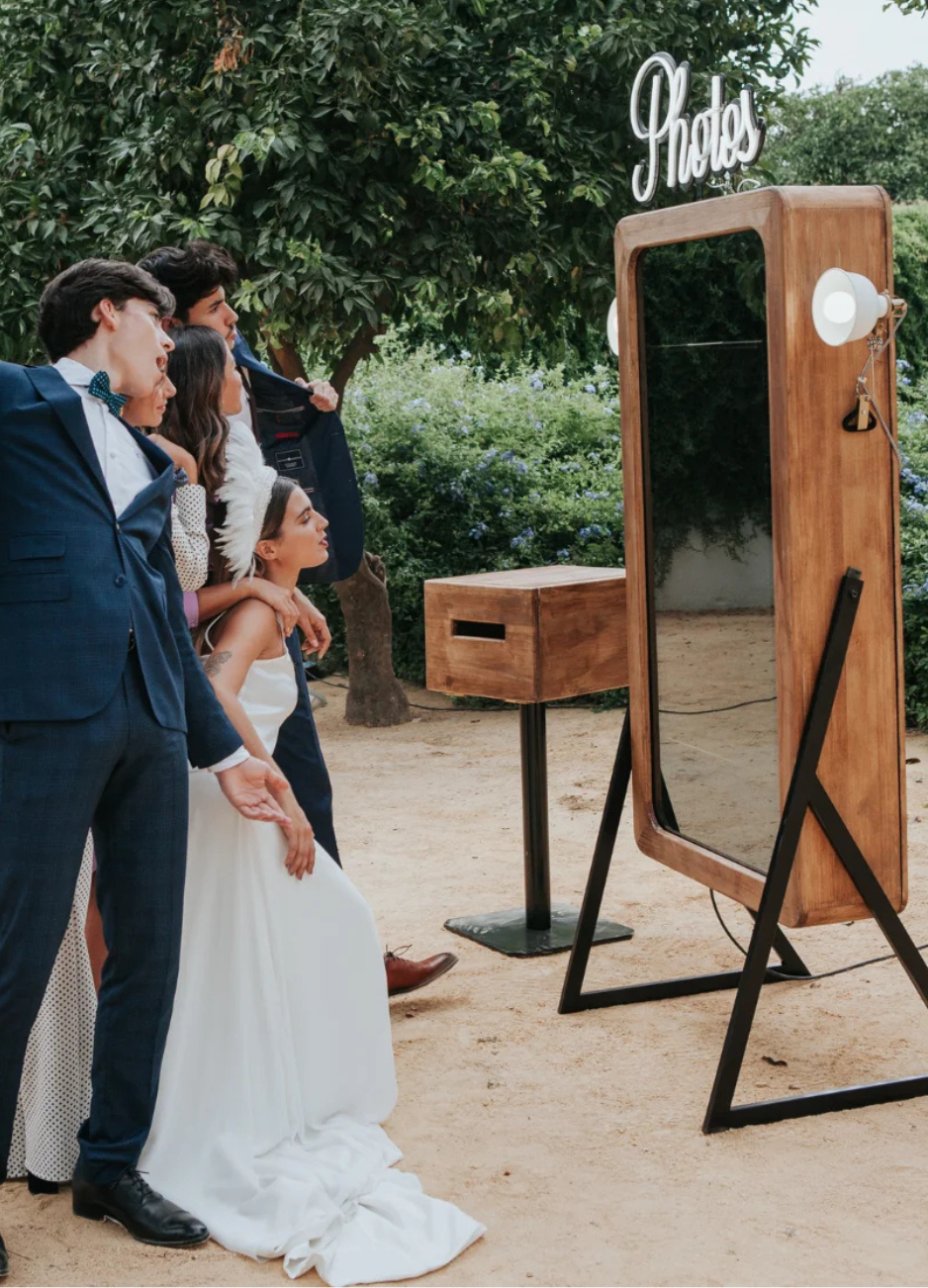 Fotomatón espejo en Barcelona para bodas y eventos con fotos impresas al instante