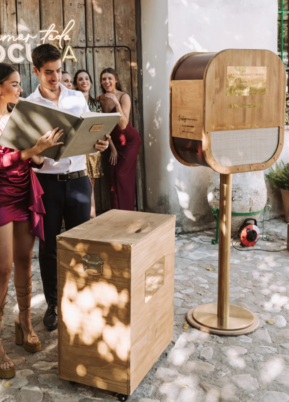 Fotomatón Retro en Barcelona, estilo cámara antigua ideal para bodas bohemias y eventos que busquen incluir un toque vintage