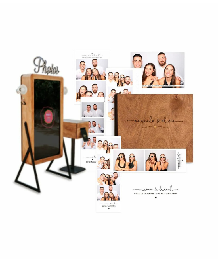 Pack Reflejos fotomatón en Barcelona con fotos impresas imantadas y álbum personalizado de madera.